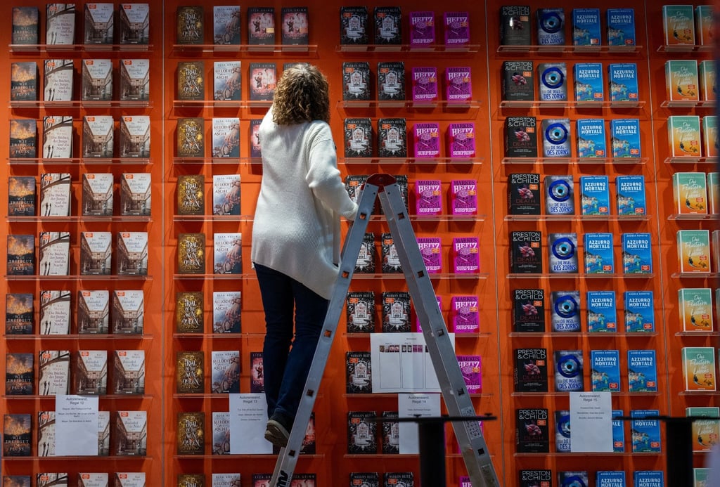 Eine Mitarbeiterin bestückt den Stand von Droemer Knaur auf der Leipziger Buchmesse. Auf dem Frühjahrstreffen der Buchbranche präsentierten sich ab Donnerstag (21.03.) bis Sonntag über 2000 Aussteller aus 40 Ländern mit ihren Neuheiten.