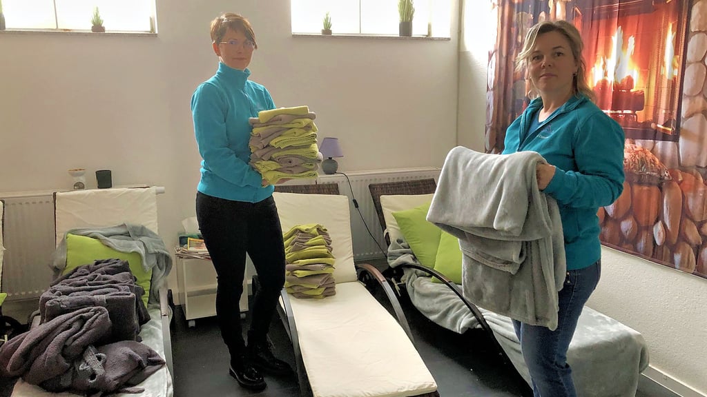 Anja Schieche und Mandy Dannehl (re.) richten die Infrarotsauna für die Neu-Eröffnung her.