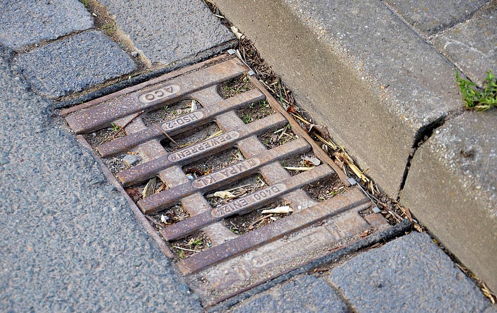 Manche Gullys in Orten der Stadt Staßfurt verstopfen, weil die Straße einfach nicht im Reinigungsregister aufgenommen ist. Manchen Gullys fehlt offensichtlich aber auch ein regelmäßiger Reinigungsturnus.