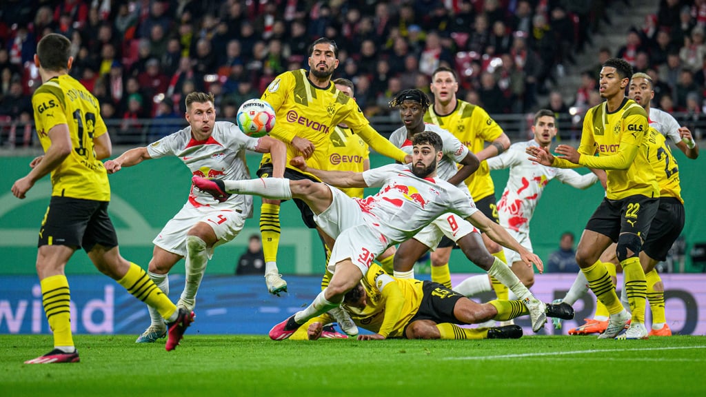 Schlachtengetümmel: RB gegen BVB im Aüril 2023.