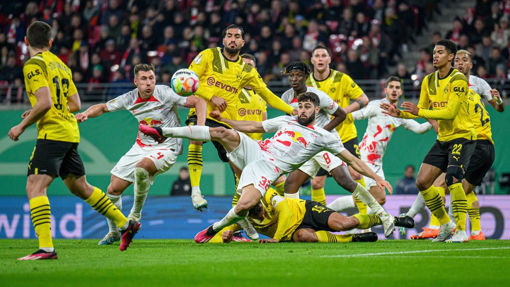 Schlachtengetümmel: RB gegen BVB im Aüril 2023.