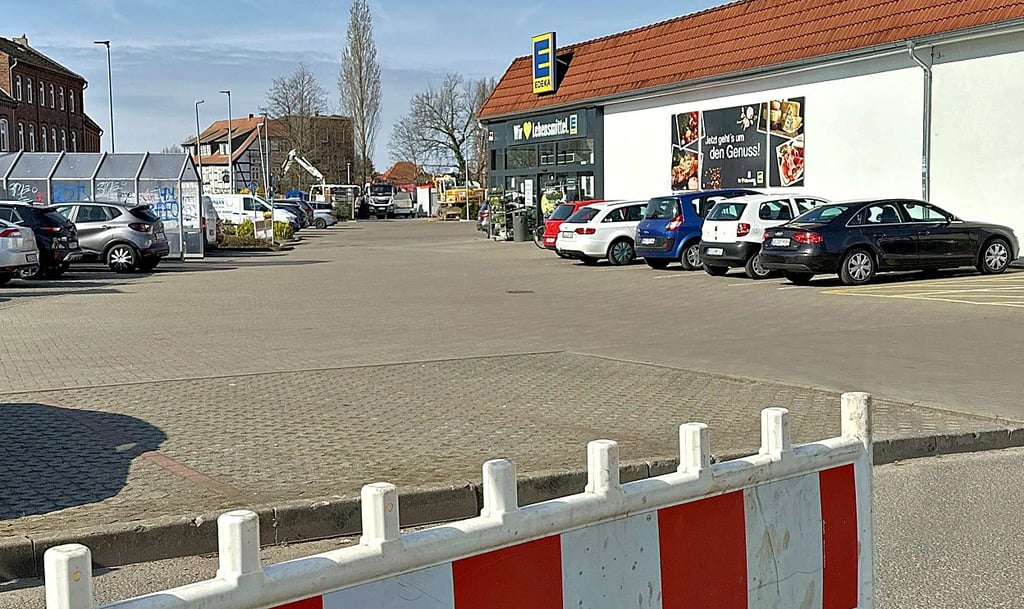 Der Edeka-Markt in der Burger Holzstraße ist nach wie vor erreichbar. Nur über eine Umleitung.