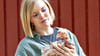 Ulrike Kohl hält ein aus der industriellen Haltung gerettetes Huhn auf dem Arm