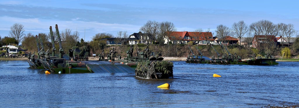 Die Panzergrenadierbrigade 37 „Freistaat Sachsen“ übt zwischen Hohengöhren und Storkau auf der Elbe den Gewässerübergang. Dabei kommen Fähren der Pioniere aus Minden (Foto) und Faltschwimmbrücken aus Havelberg zum Einsatz. Nächsten Dienstag zeigt sich ein ähnliches Bild.