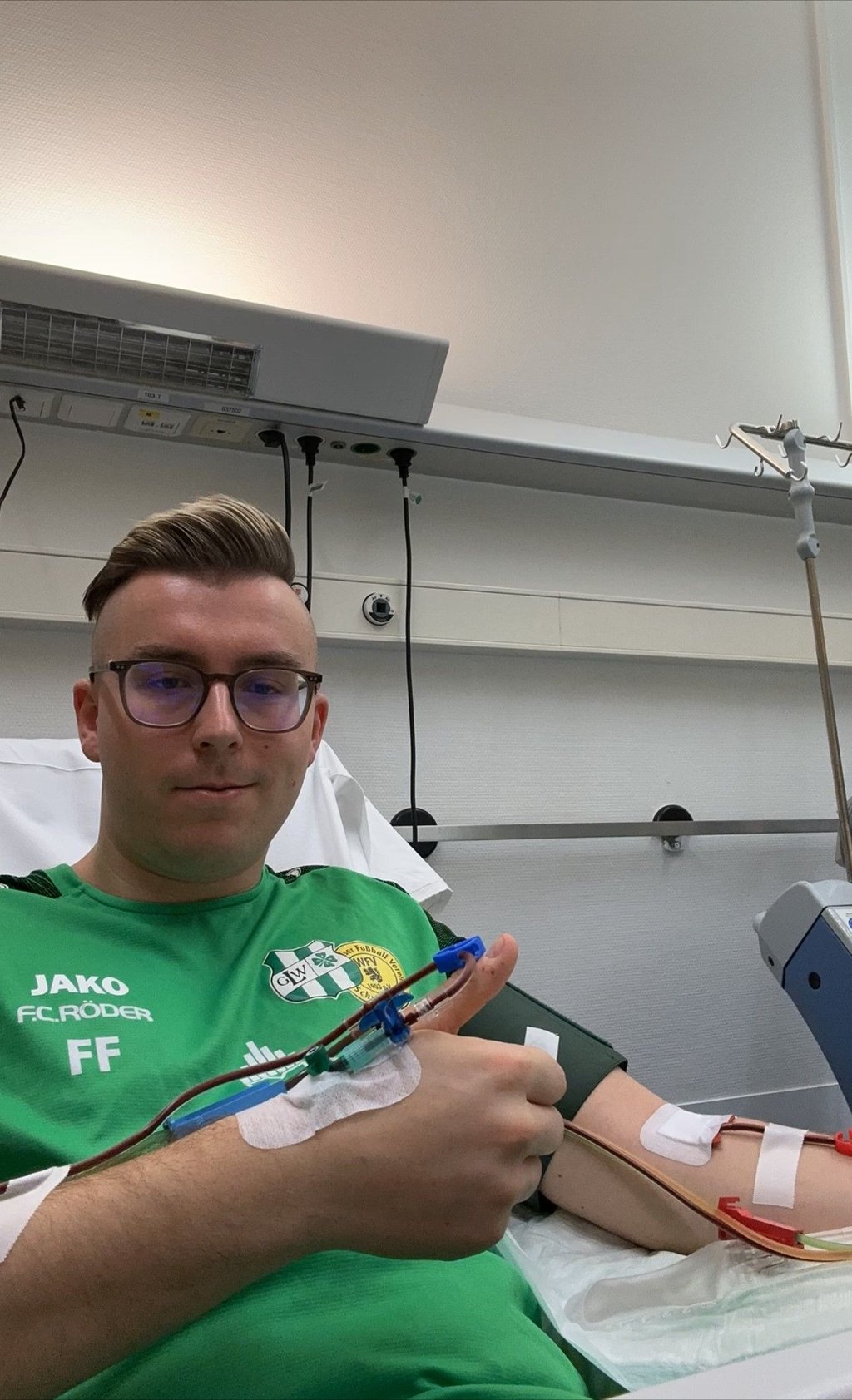 Im Vereinstrikot grüßt Florian Frenzel bei der Stammzellspende mit einem Selfie vom Krankenhausbett.