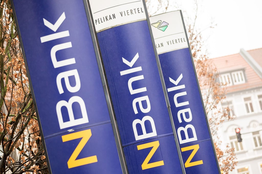 Werbepylonen mit dem "NBank"-Logo stehen am Sitz der „NBank“, der Investitions- und Förderbank des Landes Niedersachsen.