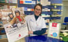 Bettina Wieland zeigt in der Anker-Apotheke Elster die Werbung für die Medikationsanalyse. Gleichzeitg läuft derzeit eine Aktion zum Blutdruck-Check.
