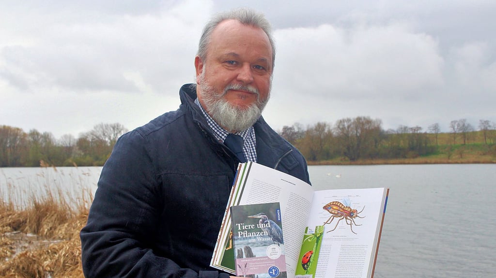 In passender Kulisse – am Seehäuser See - präsentiert Kay Elzner seine jüngst illustrierten Bücher des Kosmos-Verlages. Foto: Constanze Arendt-Nowak