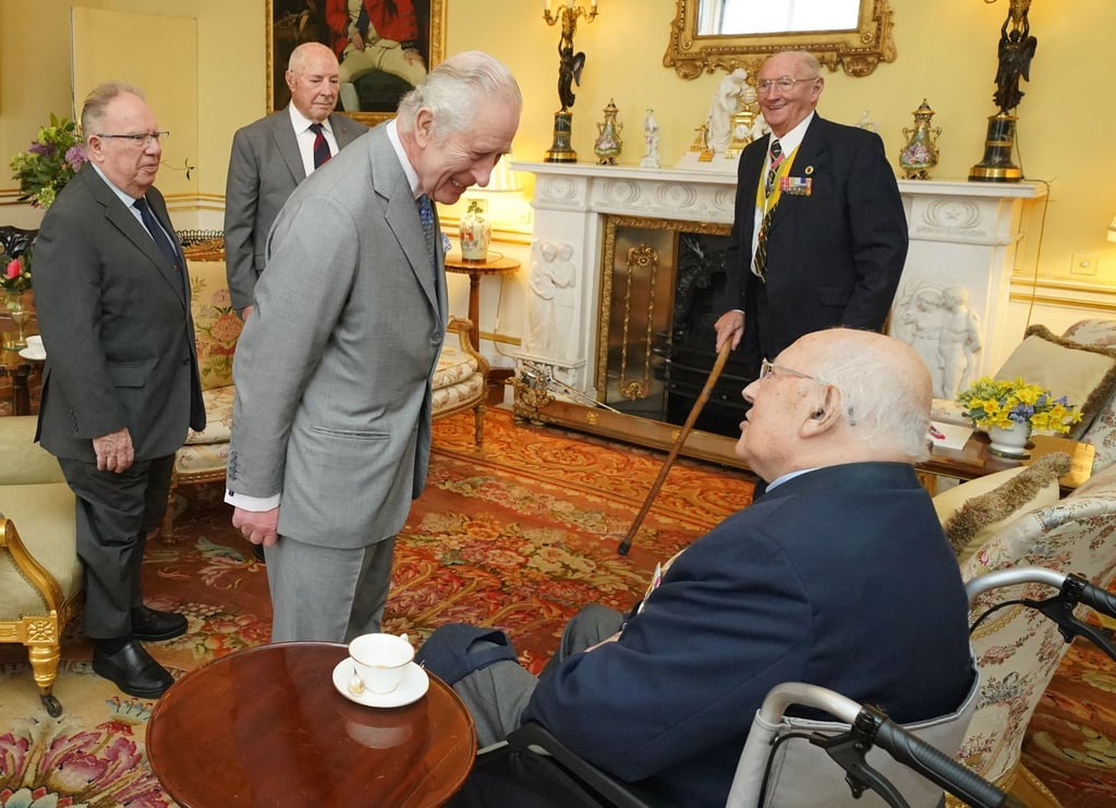 König Charles III. (M) bei einer Audienz im Buckingham-Palast mit Veteranen des Koreakriegs.