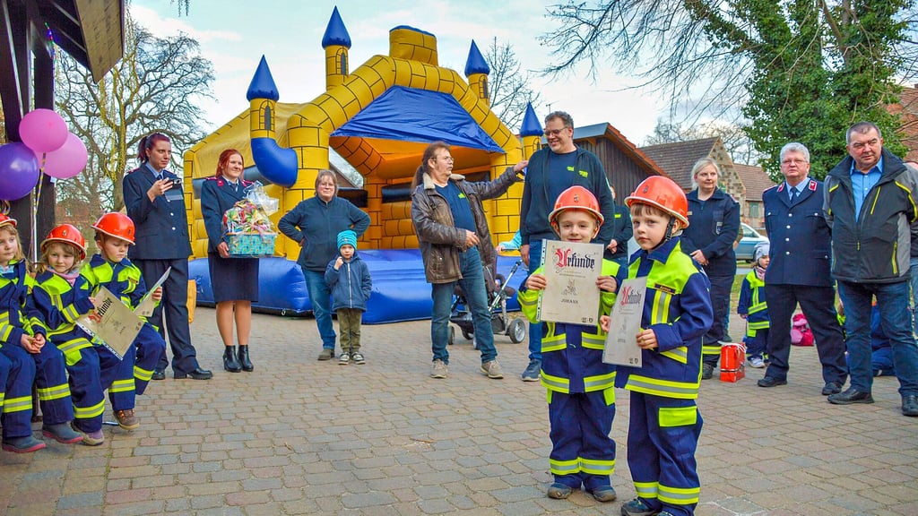 In Wartenburg haben die jungen „Feuerflöhe“ offiziell ihre Mitgliederurkunde entgegengenommen.