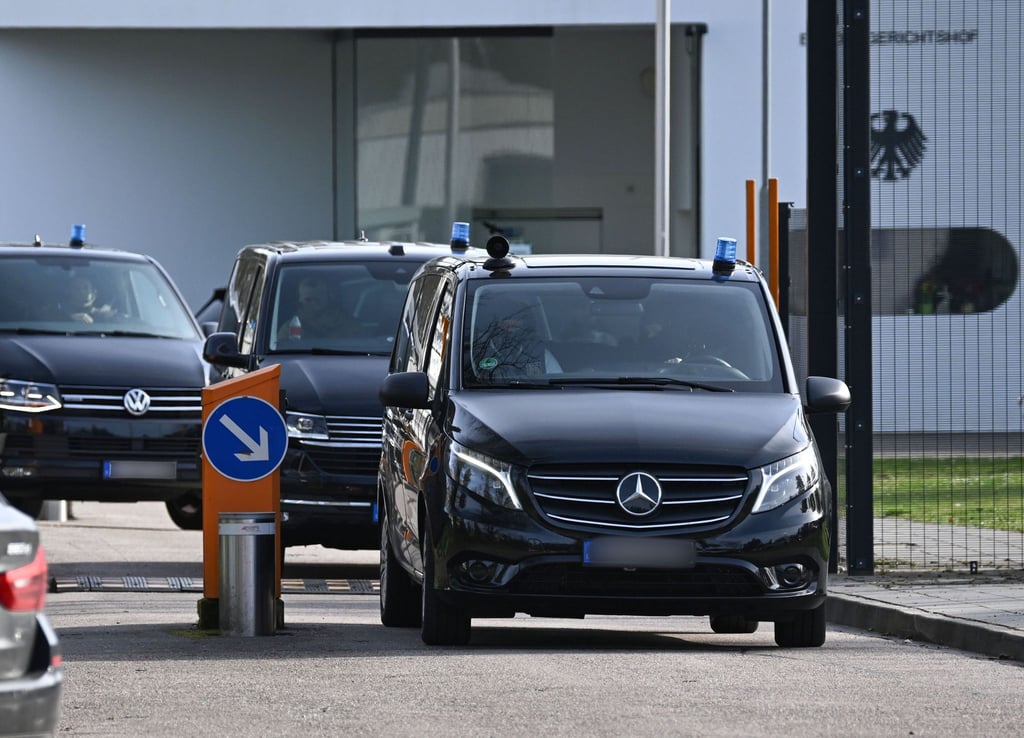 Fahrzeuge der Polizei verlassen das Gelände der Bundesanwaltschaft am Bundesgerichtshof in Karlsruhe.