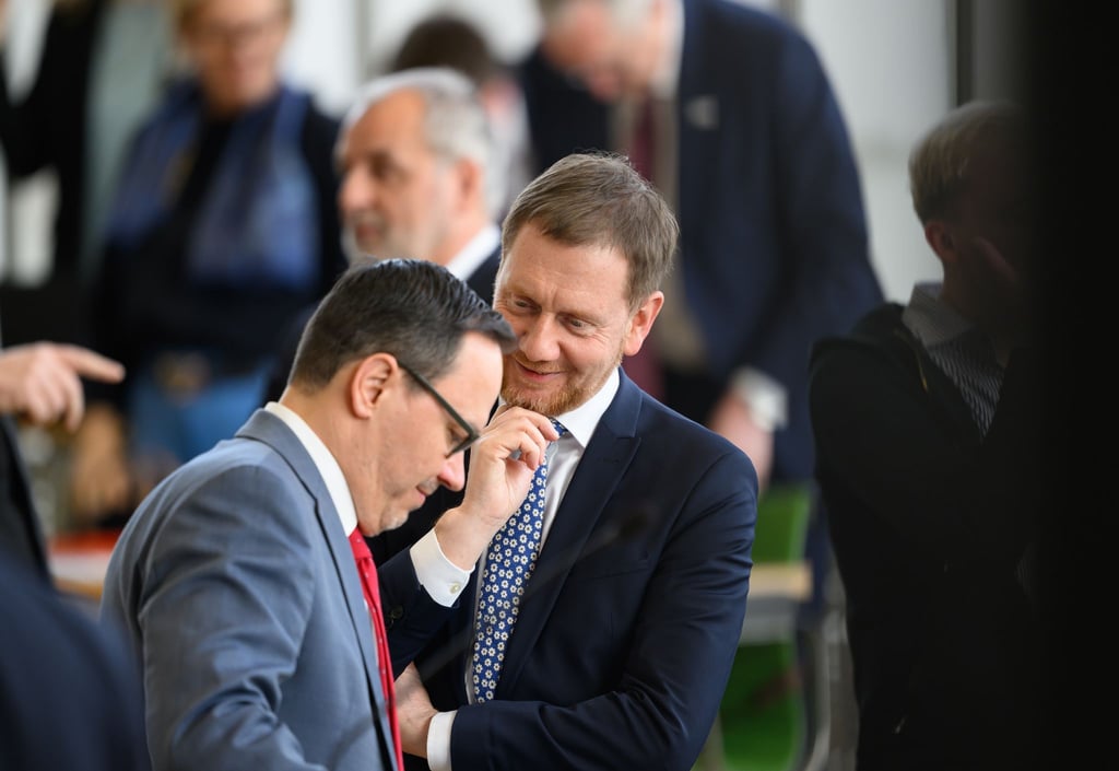 Michael Kretschmer (CDU, r), Ministerpräsident von Sachsen, spricht mit Dirk Panter (SPD), Fraktionsvorsitzender im Sächsischen Landtag.