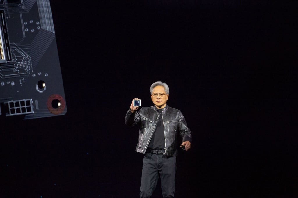Nvidia-Chef Jensen Huang zeigt auf der hauseigenen Entwicklerkonferenz GTC den neuen KI-Chip Blackwell.