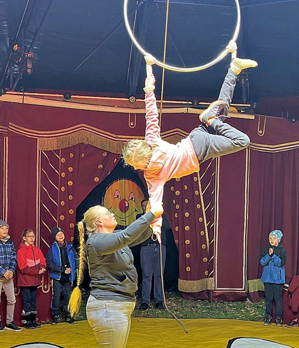 Elise zeigt am Ringtrapez, was sie schon gelernt hat.