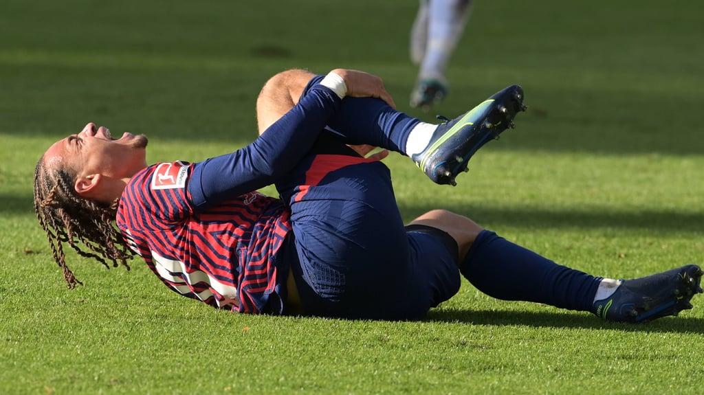 Zelebriert den Schmerz – auch um sich zu schützen: Xavi Simons nach einem Foul.
