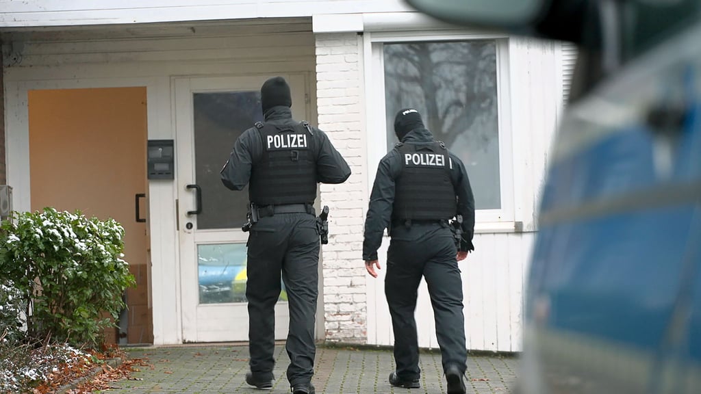 Die Polizei hat in Halle mehrere Wohnungen wegen Kinderpornografie durchsucht.