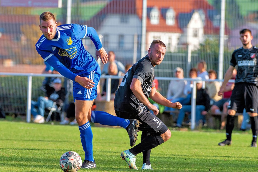 Lukas Poweleit (l.), der in dieser Woche unser Tipp-Experte ist, hat mit Kreisoberligist FC ZWK Nebra zuletzt sechsmal in Folge gewonnen. Am Sonntag empfangen die Unstrutstädter den Tabellennachbarn aus Kretzschau.