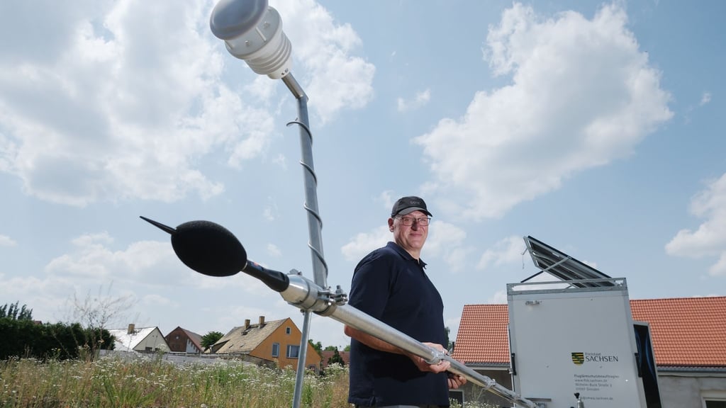 Jörg Puchmüller, Fluglärmschutzbeauftragter des Landes Sachsen, an einer mobilen Messstation für Fluglärm.