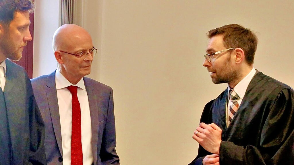 Bernd Wiegand (links) und sein Anwalt Sebastian Vogel im Landgericht Halle. Der Justiziar aus Berlin vertritt den Oberbürgermeister im Prozess um eine vermeintliche uneidliche Falschaussage.