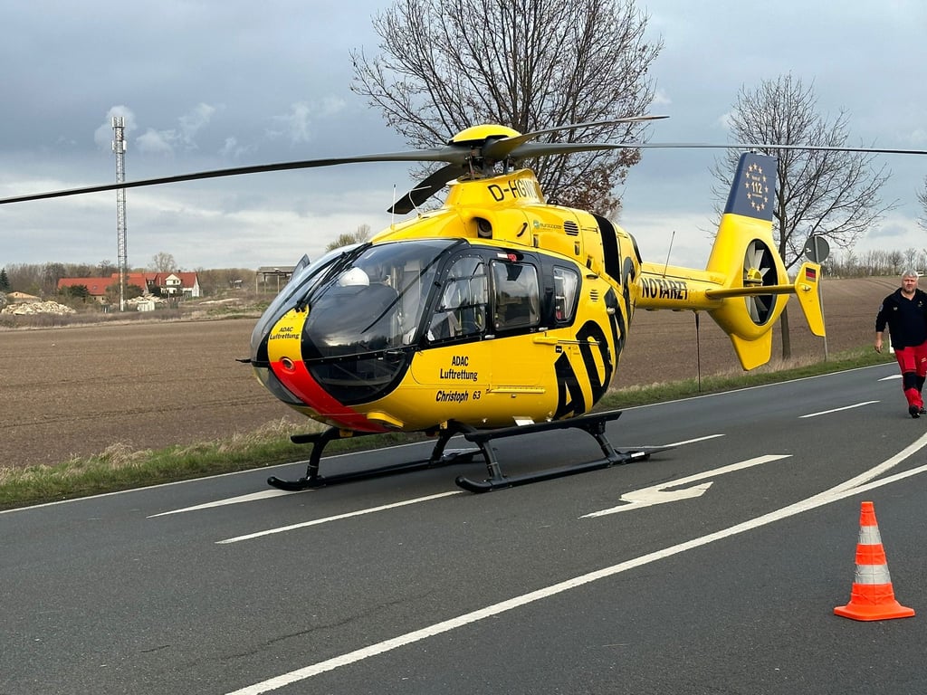 Die Feuerwehr Knapendorf/ Dörstewitz/ Bündorf ist zwischen Merseburg und Lauchstädt an der Auffahrt A38 im Einsatz. Auch ein Hubschrauber war vor Ort.
