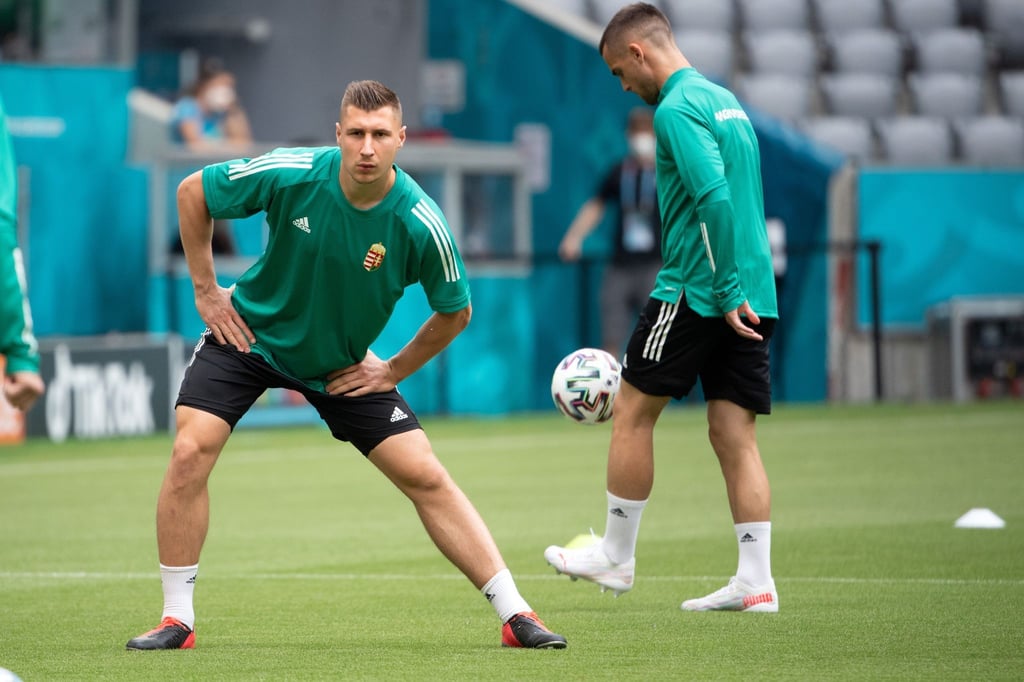 Ungarns Willi Orban (l) in Aktion während des Trainings vor dem Spiel gegen Deutschland.