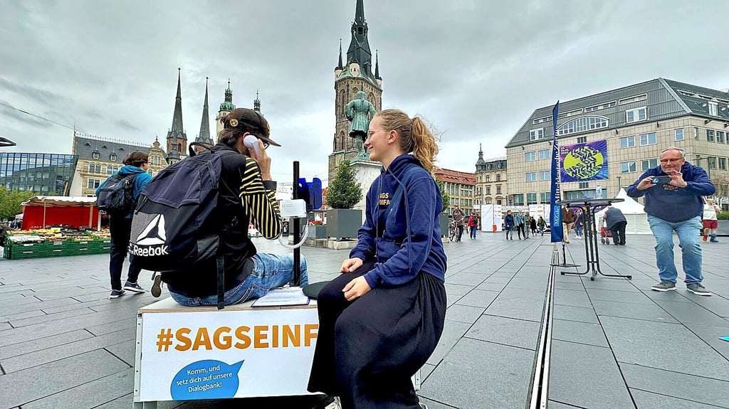 Anfang Oktober war die MZ mit Mitarbeitern der Firma „Tactile.News“ bereits einmal mit der Dialogbank in Halle unterwegs.