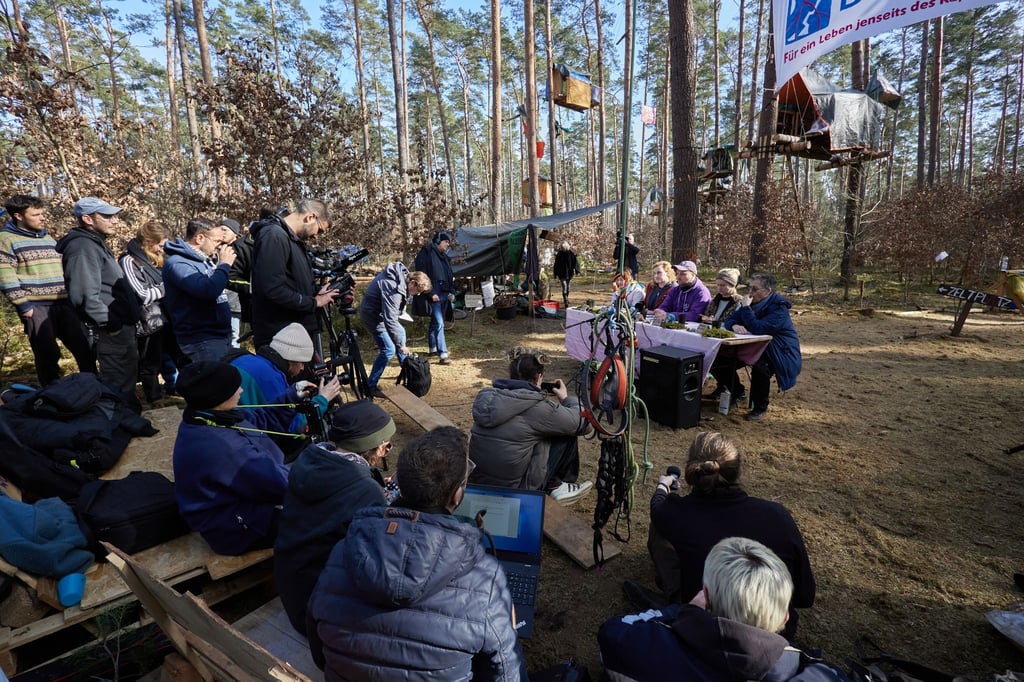 Ziel der Aktivisten ist es, eine Rodung des Waldstücks im Zuge einer geplanten Erweiterung des Tesla-Geländes mit Güterbahnhof zu verhindern.