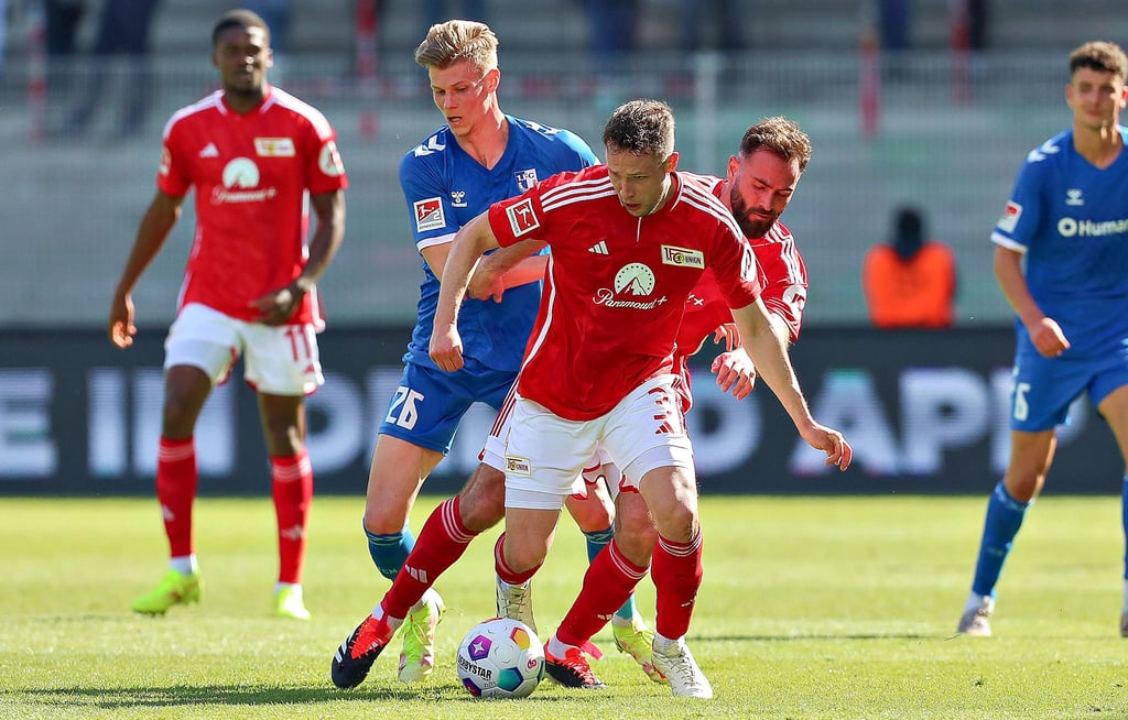 Luca Schuler (in Blau/gegen Dayot Upamecano und Paul Jaeckel /v.) erzielte in Berlin den Ehrentreffer.
