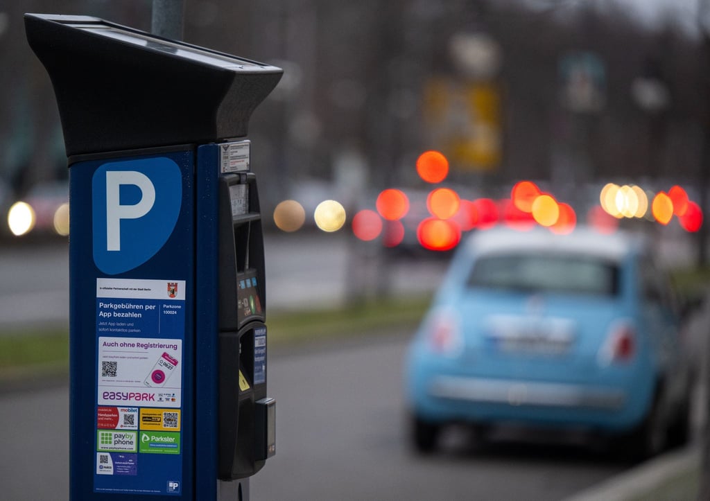 Ein Parkautomat steht am Straßenrand in einer Parkzone im Bezirk Tiergarten.