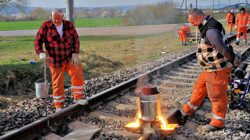 Schienenschweißer Frank Krumtung und Stephan Bachert (von links) schweißen den Schienenstrang von Gleis 2 in Berga.