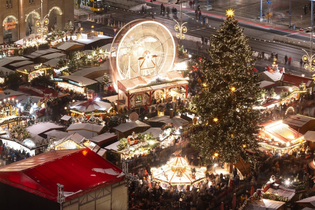 Hell erleuchtet sind die Verkaufsstände auf dem Dresdner Striezelmarkt zur Eröffnung in 2023.