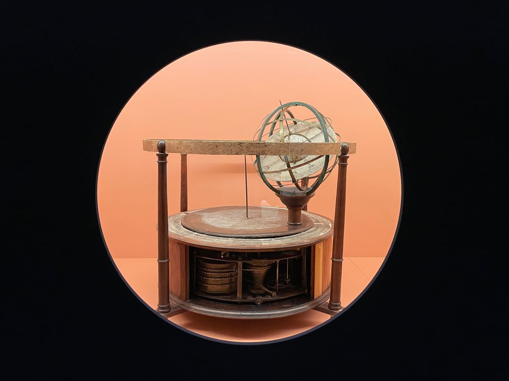 Mechanisches Tellurium: Dieses Modell aus dem Jahre 1634, eine Leihgabe des Museums Bautzen, erklärt anschaulich den Lauf der Gestirne.
