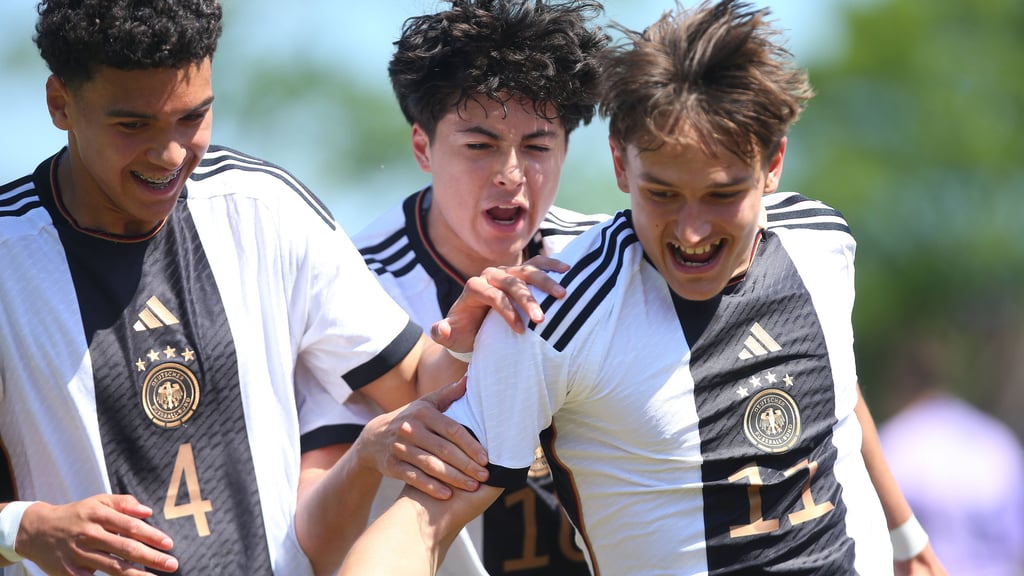 Cenny Neumann (rechts) trifft für den DFB (Symbolbild).