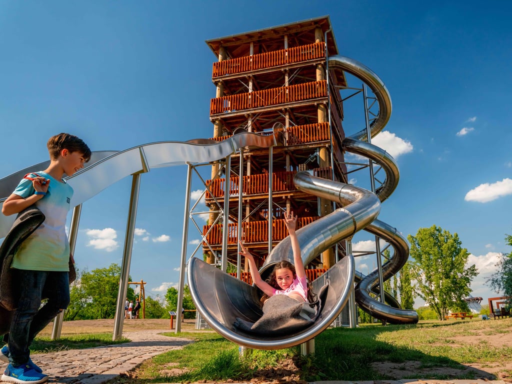 Der riesengroße Rutschturm im Elbauenpark
