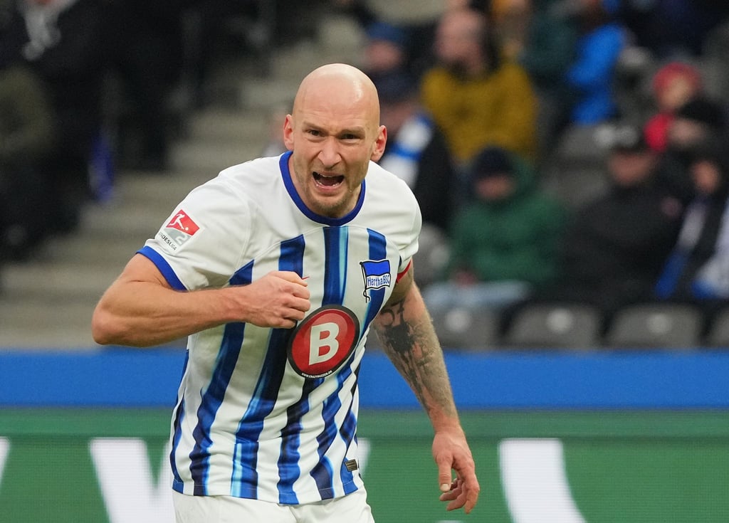 Herthas Toni Leistner feuert seine Mitspieler an.