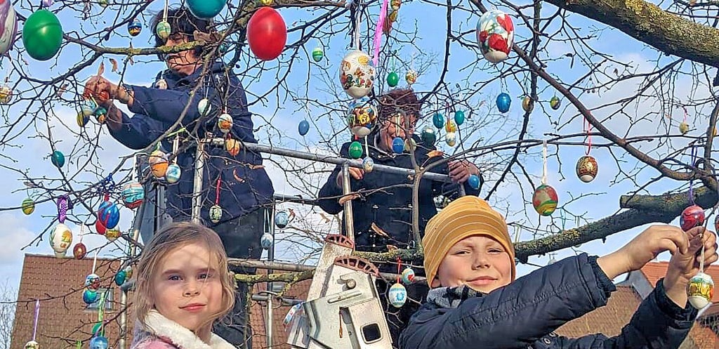 Auch Kinder halfen beim Schmücken mit.