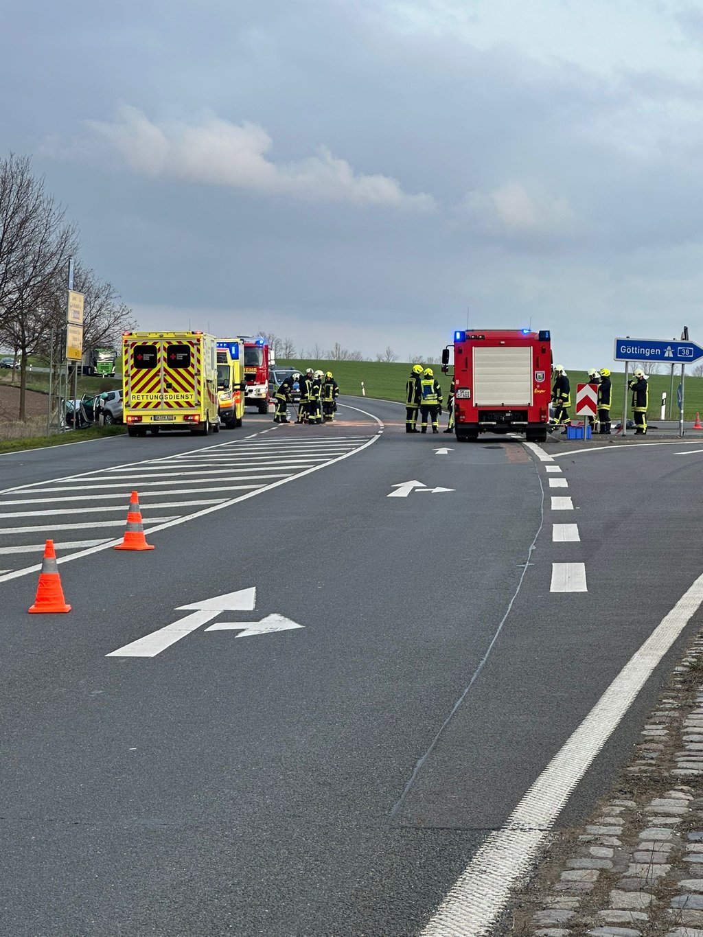 Die Feuerwehr Knapendorf -Dörstewitz-Bündorf ist zwischen Merseburg und Lauchstädt, an der Auffahrt A38, im Einsatz.