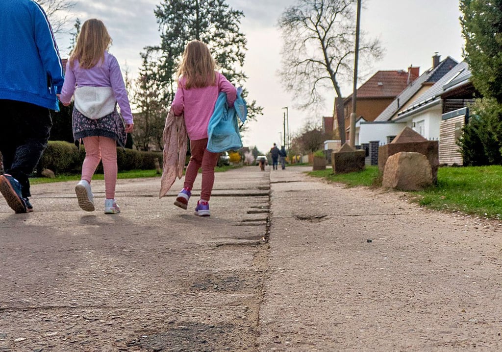 In noch originaler DDR-Bauweise mit großen Betonplatten kommt die Goethestraße in Biederitz daher. Nun gibt es Signale, dass sie saniert werden kann.
