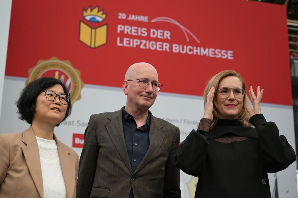 Die Preisträger der diesjährigen Buchmesse: Barbi Marković (r.), Tom Holert und Ki-Hyang Lee in Leipzig.