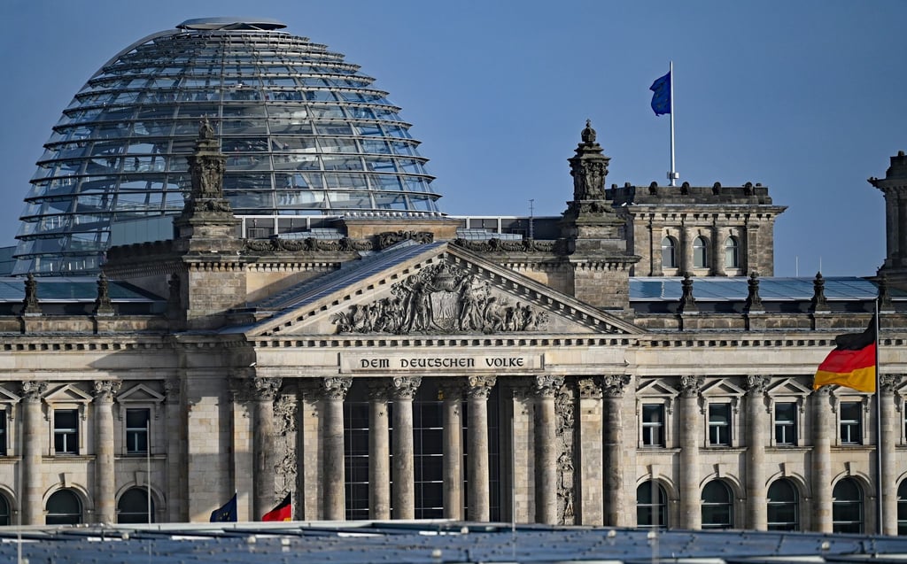 Blick vom Bundeskanzleramt auf die Kuppel von dem Reichstagsgebäude mit dem Bundestag. Der Bundestag hat das Digitale-Dienste-Gesetz beschlossen.