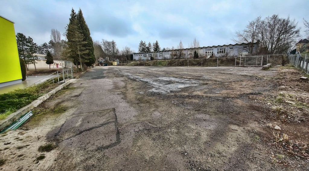 2024 soll auf dieser Fläche ein Teil des Quartiersparks mit Grünanlagen und Sitzmöglichkeiten entstehen.