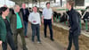 Während des Rundgangs im Agrarbetrieb GbR Wallstawe, der im Vorjahr einen der altmärkischen Wirtschaftspreise gewonnen hat, beantwortete Fred Neuling (rechts) die Fragen der interessierten Teilnehmer. 