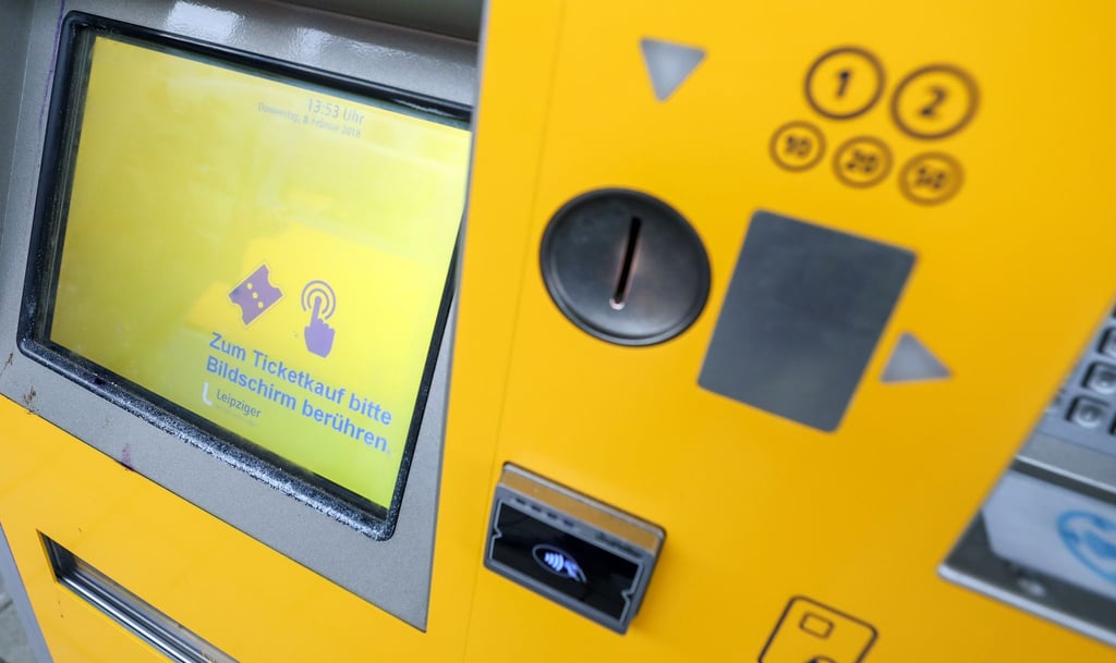 An einer Haltestelle in Leipzig steht ein Automat für Tickets.