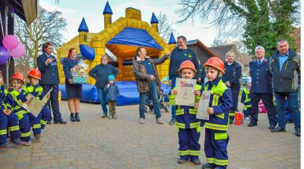 In Wartenburg haben die jungen „Feuerflöhe“ offiziell ihre Mitgliederurkunde entgegengenommen.