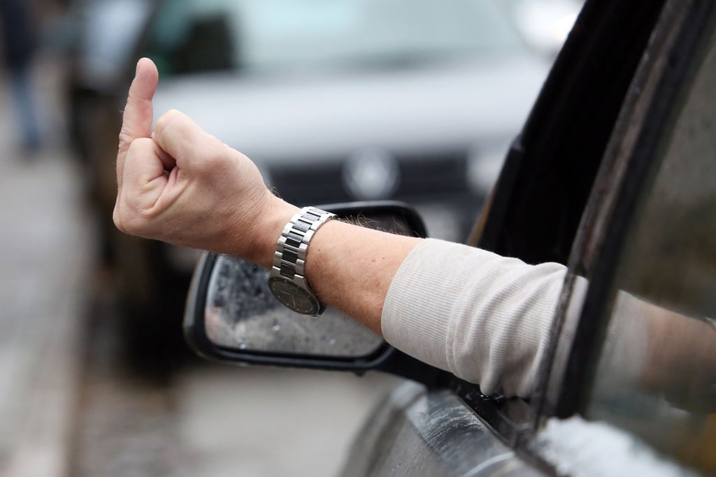 Lieber mal tief durchatmen: Wer seiner Wut beim Autofahren freien Lauf lässt, kann gefährliche und riskante Fahrmanöver heraufbeschwören. (zu dpa: „So werden Sie beim Autofahren Aggressionen los“)