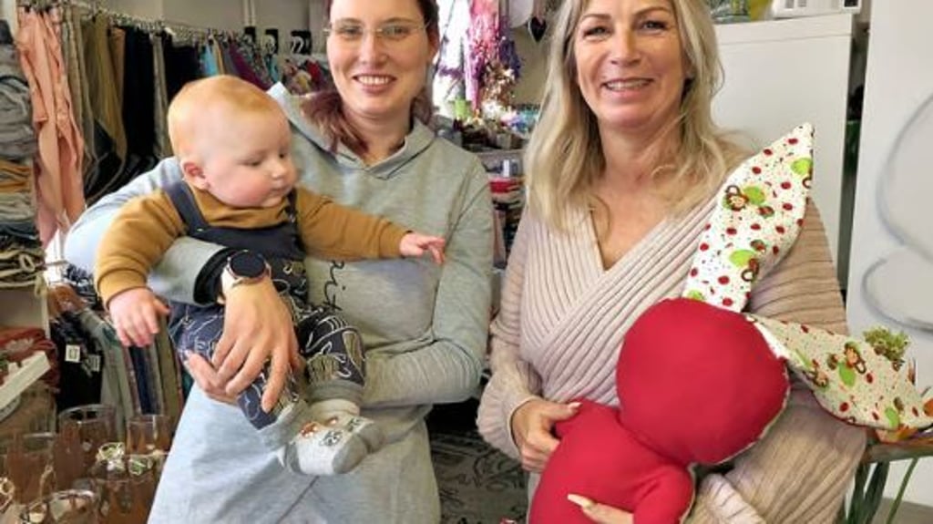 Peggy Gärtner (r.) und Caroline Niederhausen – hier mit Söhnchen Fin – haben gemeinsam ein Geschäft eröffnet.
