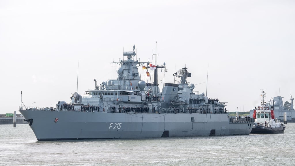 Die Fregatte "Brandenburg" läuft aus dem Marinehafen aus.