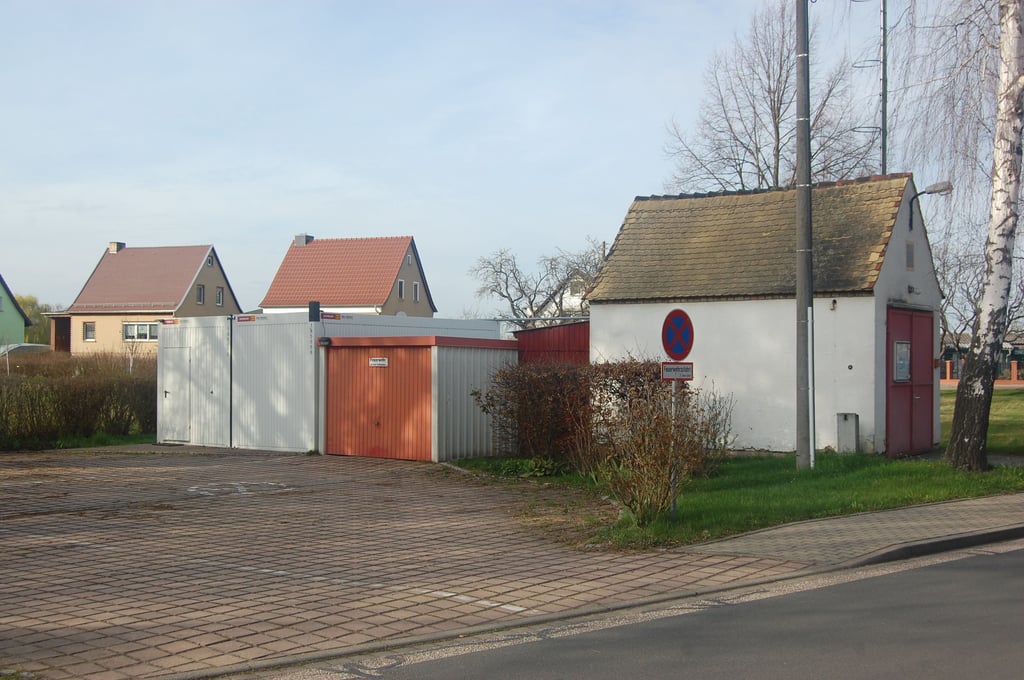 Das eigentliche Gerätehaus der Ortsfeuerwehr Michlitz (r.) stammt aus dem Jahr 1955 und beherbergt eine defekte Tragkraftspritze TS8 samt Anhänger. Die beiden Container links stellten die Kameraden in Eigeninitiative auf, sie dienen als Schulungs- und Umkleideraum. In der mittleren Garage findet der Mannschaftstransportwagen (MTW) Platz.