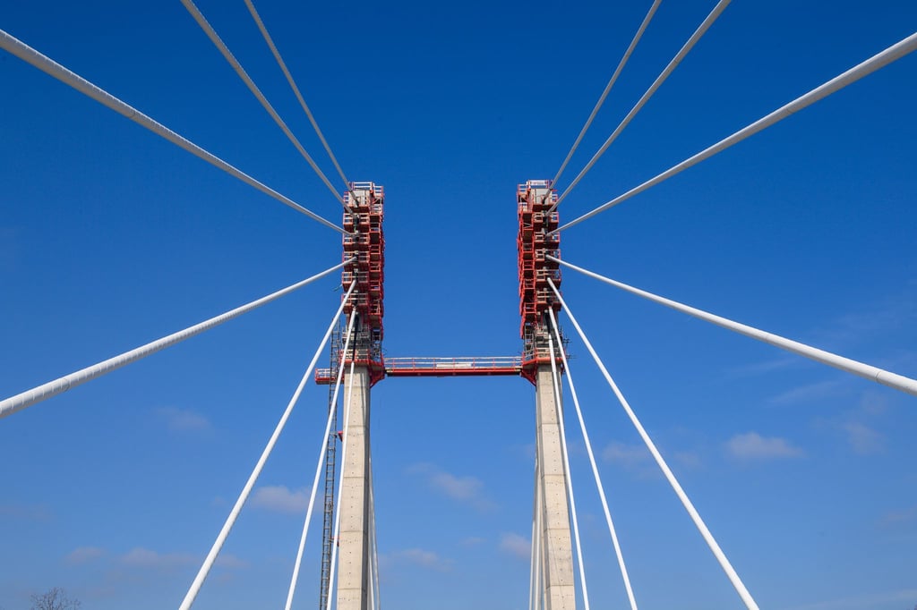 Die Pylonen der Kaiser-Otto-Brücke ragen in den wolkenlosen Himmel.