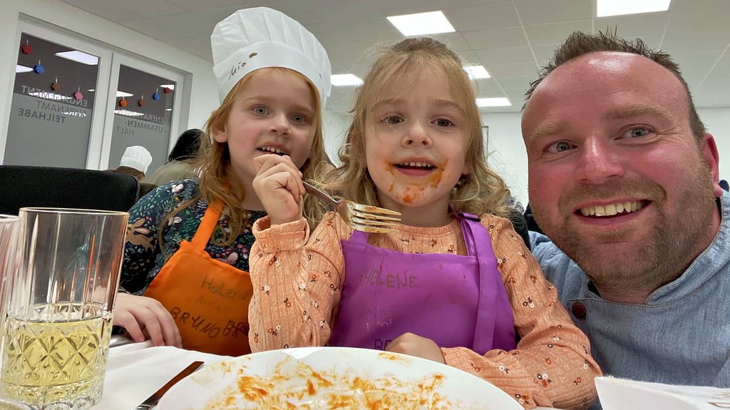 Es wurde nicht nur gekocht im Mehrgenerationentreff. Die Kinder und Koch Tobias Tschöpe ließen es sich auch selbst schmecken.